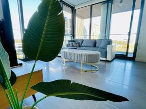 Modern stylish 3 bedroom condo - Parking, Gym, Pool