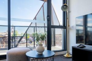Modern 2B Apt with Views Near Swinburne University