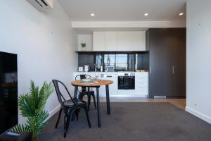 Modern 2B Apt with Views Near Swinburne University