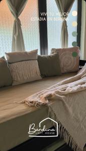 Berdina casa estilo loft con jardín, parrilla y cochera a 3 cuadras de la plaza de Chacras de Coria