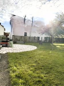Smart Home mit Charme - moderne Küche, gemütlicher Kamin, großer Garten