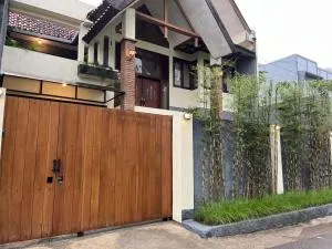 Pearl Villa by The Lake - Tangkubanperahu