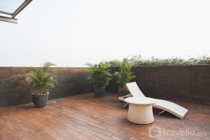 Homey and Cozy Stay Studio Belmont Residence Puri Apartement By Travelio