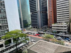 Apto com varanda na Paulista