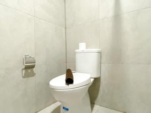 Cozy Studio Room Apartment at Pollux Chadstone By Travelio