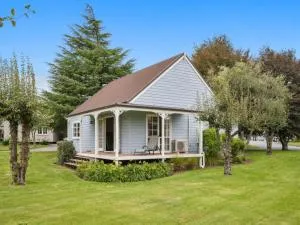 Huka Falls Cottage - Lake Taupo Holiday Home - Oruanui