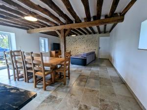 Maison familiale rénovée dans village médiéval - FR-1-591-712