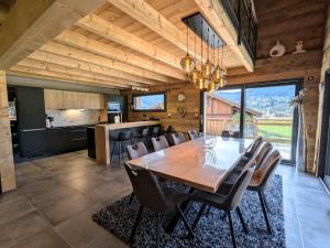 Maisons de vacances Chalet grand confort avec sauna et balneo - Proche stations de ski - FR-1-589-762 : photos des chambres