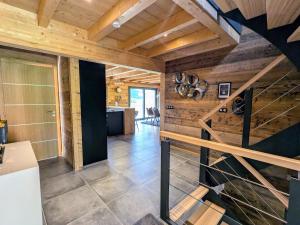 Maisons de vacances Chalet grand confort avec sauna et balneo - Proche stations de ski - FR-1-589-762 : photos des chambres