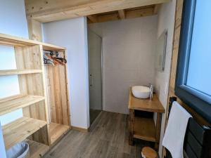 Maisons de vacances Chalet grand confort avec sauna et balneo - Proche stations de ski - FR-1-589-762 : photos des chambres