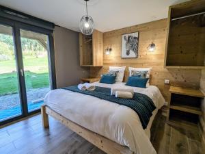 Maisons de vacances Chalet grand confort avec sauna et balneo - Proche stations de ski - FR-1-589-762 : photos des chambres