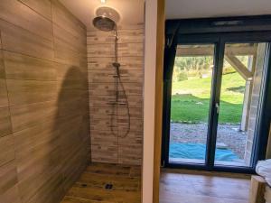 Maisons de vacances Chalet grand confort avec sauna et balneo - Proche stations de ski - FR-1-589-762 : photos des chambres