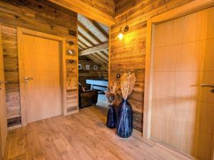 Maisons de vacances Chalet grand confort avec sauna et balneo - Proche stations de ski - FR-1-589-762 : photos des chambres