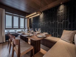 Appartement ski aux pieds à Courchevel avec cheminée, parking, Wi-Fi pour 9 personnes - FR-1-631-222