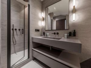 Appartement ski aux pieds à Courchevel avec cheminée, parking, Wi-Fi pour 9 personnes - FR-1-631-222