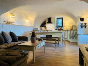 Maisons de vacances Charmante maison en pierres avec jardin, WiFi, pour 6 personnes - Sud Ardeche - FR-1-382-217 : photos des chambres