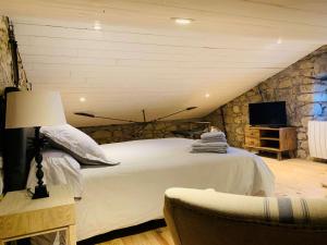 Maisons de vacances Charmante maison en pierres avec jardin, WiFi, pour 6 personnes - Sud Ardeche - FR-1-382-217 : photos des chambres