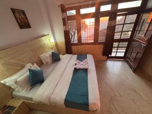 Urban wave 2Bed rooms by Vanasthali