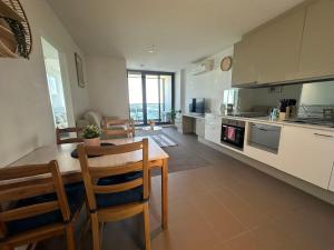 Top-Floor Luxury 1B1B apt L44 with Spectacular City Views