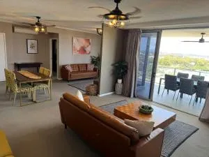 Stunning Sub Penthouse - Mount Larcom