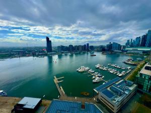 Yarra Accommodation Private Apartments & Ensuite Double Rooms, Collins Wharf Waterfront, Docklands