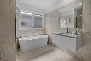 Whitewood Retreat - Modern Elegance, Serene Stay