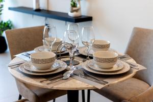 Near Burj Khalifa - 1BR Apartment in Grande Residence, Downtown - Allsopp & Allsopp