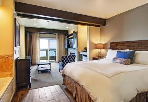 King Room with Spa Bath room in Cypress Inn on Miramar Beach