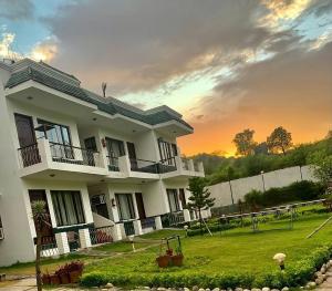 Hotel Van Durga Katra -10 mins Drive from Helipad