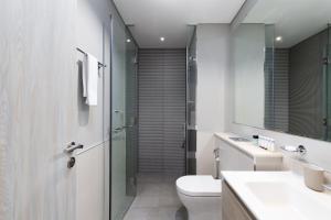 Waves - Modern Apt with Balcony & Canal View in Business Bay