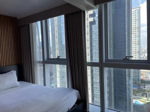 Uptown Parksuites Apartments Tower 1 BGC by PH Staycation
