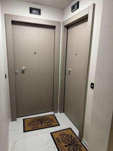 Ellis apartment D