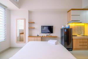 Cozy Living Studio at Evenciio Margonda Apartment near UI By Travelio