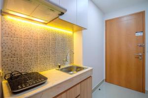 Cozy Living Studio at Evenciio Margonda Apartment near UI By Travelio
