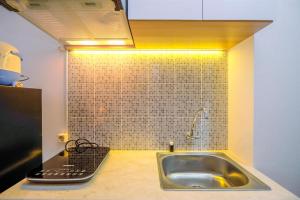Cozy Living Studio at Evenciio Margonda Apartment near UI By Travelio