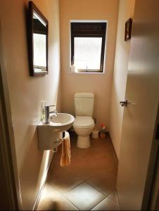 Acacia Bay Lodge- Private Manor with Lake and Garden views