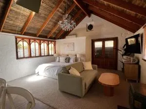 Daylesford FROG HOLLOW ESTATE- The Retreat - Newly renovated ONE BEDROOM RETREAT with Queen Bed - Glenlyon