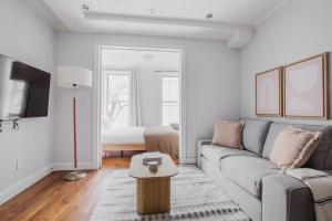 Blueground Midtown West nr park sq NYC-1700