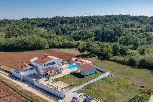 Holiday house in rural Istria with pool and hydromassage - Batlug