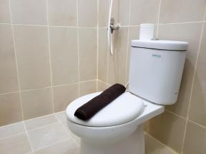 Elegant and Comfy 1BR Apartment at Northland Ancol By Travelio