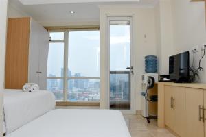 Stunning and Comfy Studio at Menteng Park Apartment By Travelio