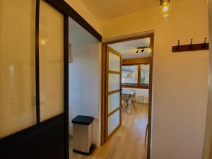 Appartements Appartement renove au centre du village avec balcon et acces skibus - FR-1-624-145 : photos des chambres