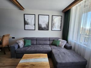 Pine & Wine Bathtub Apartment