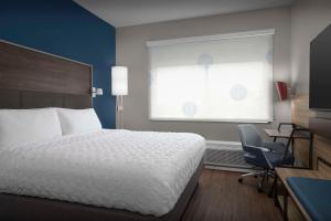 King Room with Walk-In Shower room in Tru by Hilton Jackson