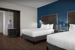Queen Room with Two Queen Beds and Roll-In Shower - Disability Access room in Tru by Hilton Jackson