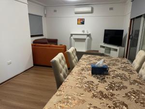 Spacious 2 bedroom family house in seven hills - Free Parking