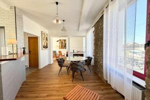 Spacious contemporary duplex - Harbour view