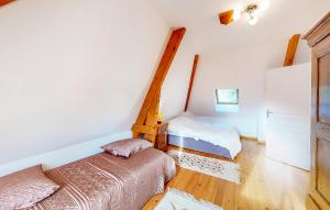 Maisons de vacances Nice Home In Louvie-Soubiron : photos des chambres