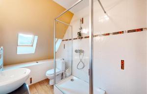 Maisons de vacances Nice Home In Louvie-Soubiron : photos des chambres