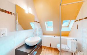 Maisons de vacances Nice Home In Louvie-Soubiron : photos des chambres